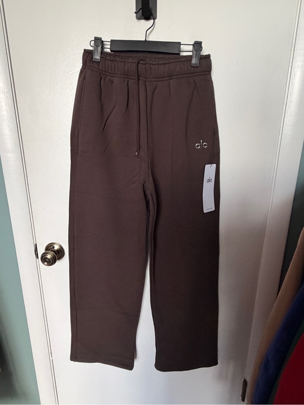 NWT Alo Yoga Accolade Straight Leg Sweatpant - Espresso - Picture 5 of 9